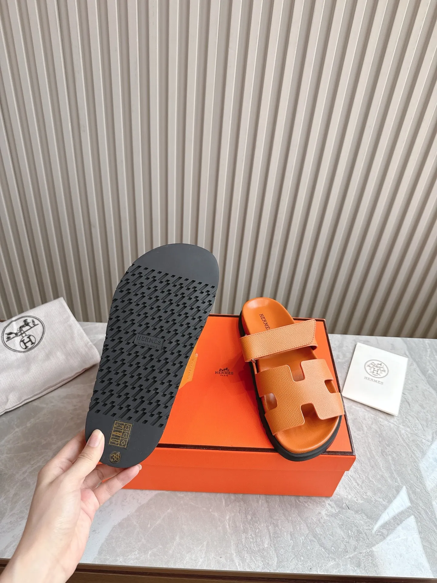 p480🐮🐮Couple model (top version) H family 2024 spring and summer new style HERMES Hermes' recently popular couple model pig nose angle sandals and slippers, paired with various colorful socks, popular. Upper: imported original deerskin (the genuine leather edging is not ordinary super migration). Lining: imported genuine leather. Outsole: Tpu non-slip and wear-resistant outsole. Size: Female 35-42 (40/42 non-returnable and non-exchangeable) Male size: 39-45 (45 non-refundable and non-exchangeable)